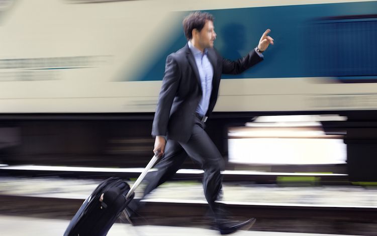 Zug verpassen im Bahnhof