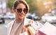 Junge Frau mit Einkaustaschen beim Shoppen