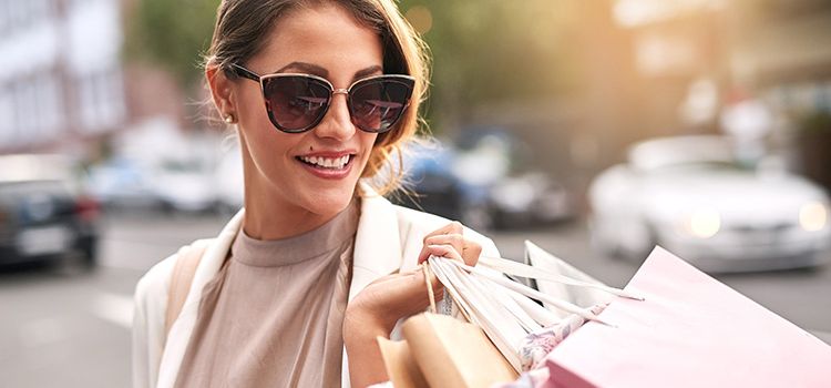 Junge Frau mit Einkaustaschen beim Shoppen