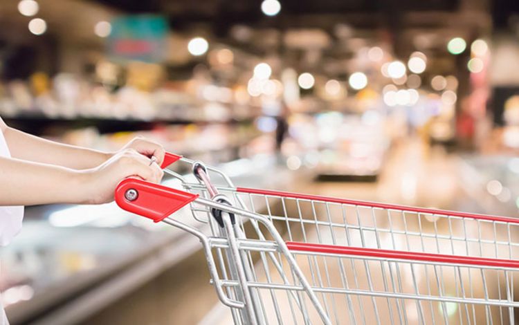 Einkaufswagen im Supermarkt