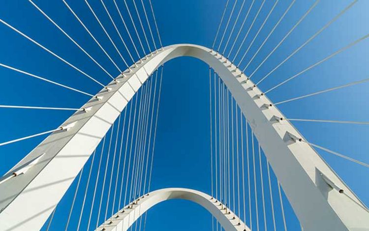 Die Hängekonstruktion einer Brücke gegen blauen Himmel