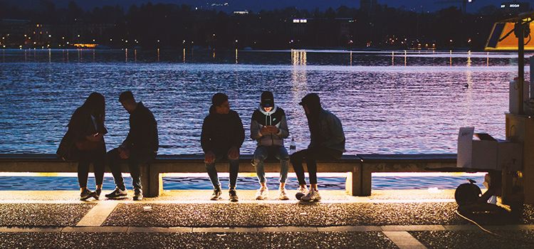 Junge Leute abends am Seeufer