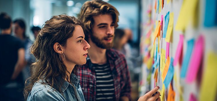 Startup-Team beim Brainstorming