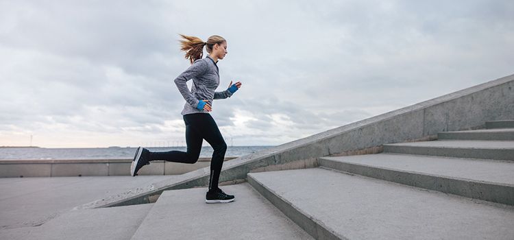 Joggerin stürmt eine Treppe hoch