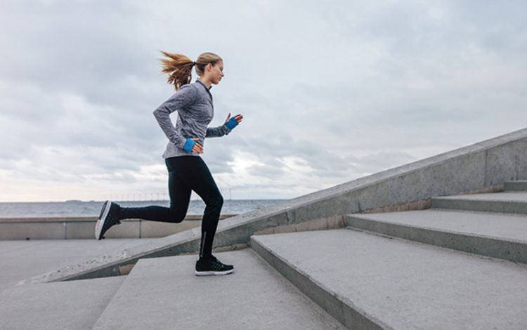 Joggerin stürmt eine Treppe hoch