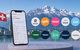 Smartphone vor Schweizer Bergen und die Logos der Schweizer Neo-Banken im Vordergrund