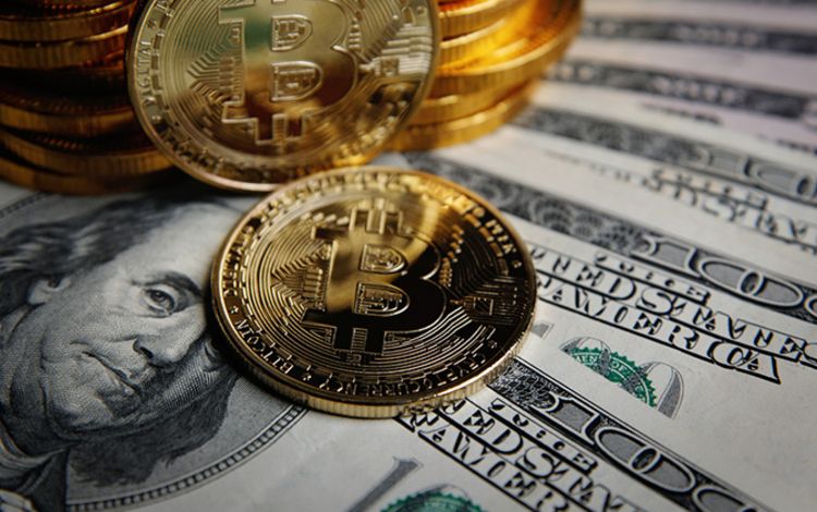 Bitcoin-Münzen auf Dollarscheinen