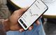 Eine Hand mit Smartphone zeigt die Benutzeroberfläche des Neo-Brokers Trade Republic
