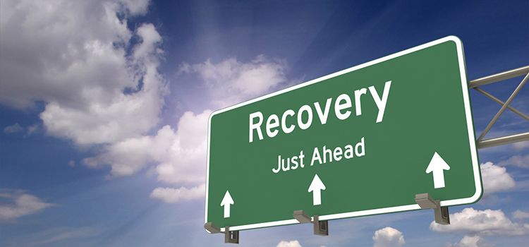 Schild auf der Autobahn mit Aufschrift: Recovery, just ahead