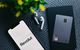 Smartphone mit Revolut-App und Debitkarte