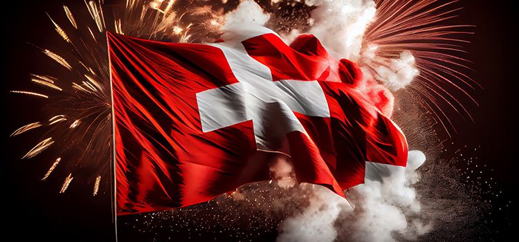 Schweizer Flagge mit Feuerwerk im Vordergrund