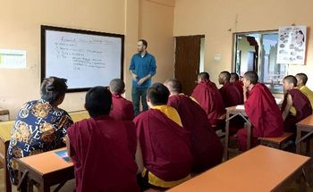 Buddhistische Mönche in einem Kloster in Nepal bei einem Workshop zu Finanzthemen
