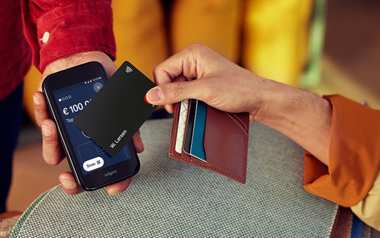 Eine Kunde macht eine mobile Zahlung über ein Terminal mit Karte