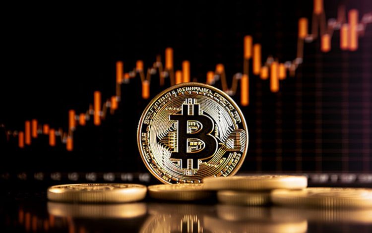 Bitcoin-Münze mit Kursentwicklung im Hintergrund