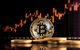 Bitcoin-Münze mit Kursentwicklung im Hintergrund