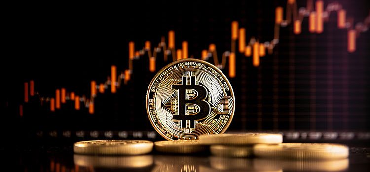 Bitcoin-Münze mit Kursentwicklung im Hintergrund