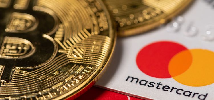 Bitcoin-Münze mit Karte von Mastercard