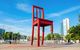 Roter Stuhl mit drei Beinen