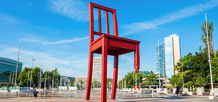 Roter Stuhl mit drei Beinen