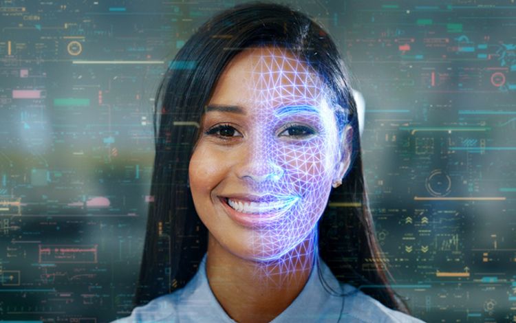 Das Gesicht einer jungen Frau wird mit biometrischer Technologie gescannt