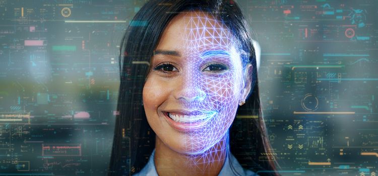 Das Gesicht einer jungen Frau wird mit biometrischer Technologie gescannt