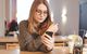 Junge Frau am Smartphone ist beschäftig mit ihrem Mobile Banking
