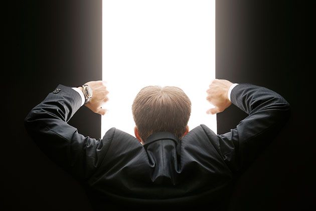 Banker öffnet mit Anstrengung ein grosses Tor