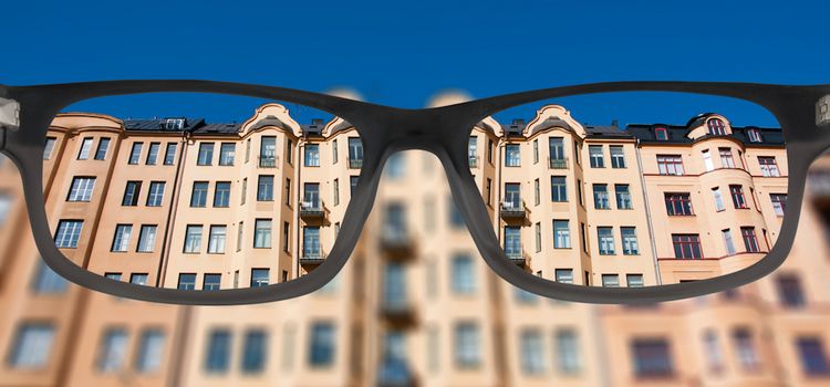 Immobilien durch eine scharfe Brille betrachet