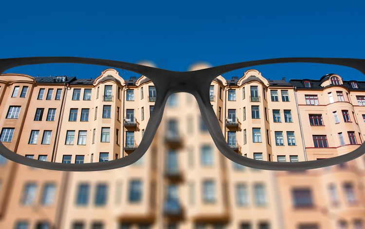 Immobilien durch eine scharfe Brille betrachet