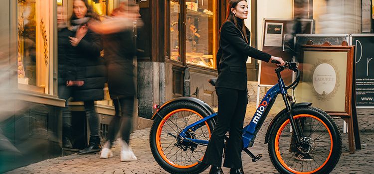 Junge Frau in der Stadt mit einem Citybike