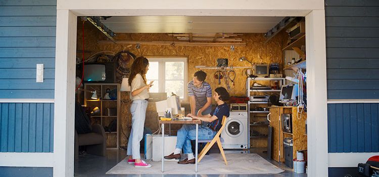 Jungunternehmer mit Startup in einer Garage