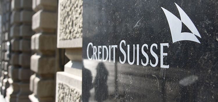 Fassade der Credit Suisse mit Logo auf Marmor