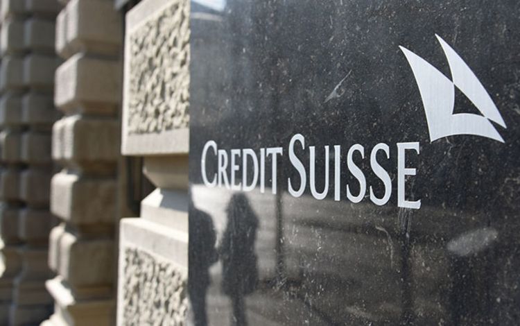 Fassade der Credit Suisse mit Logo auf Marmor
