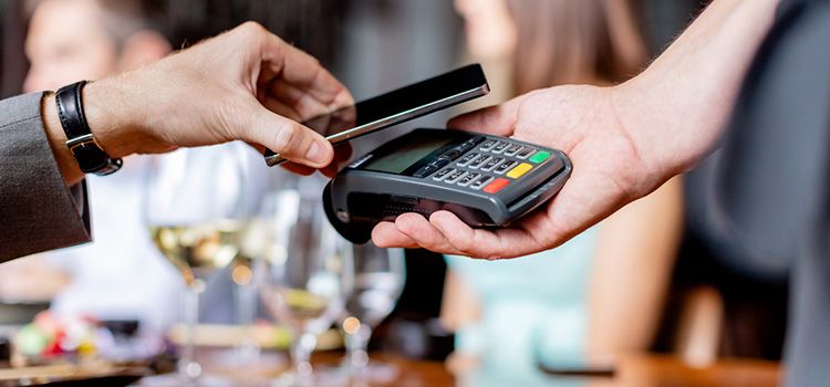 Smartphone beim Mobile Payment