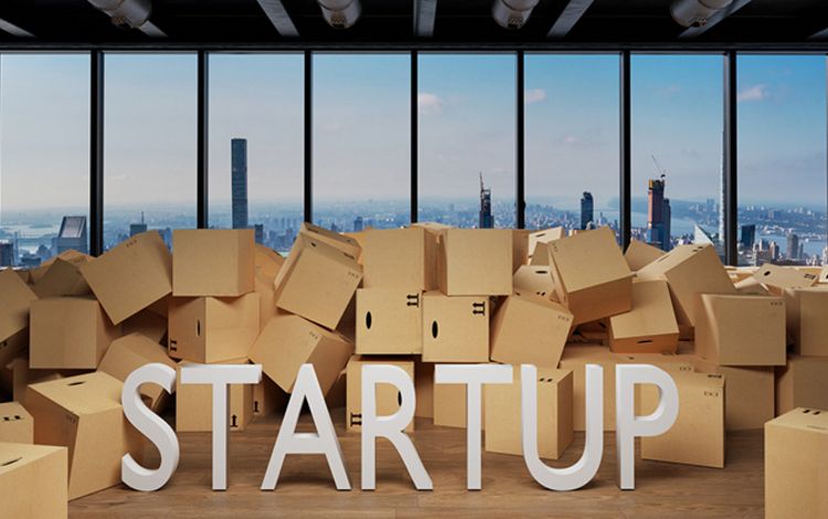 Raum eines Startups mit Umzugskartons