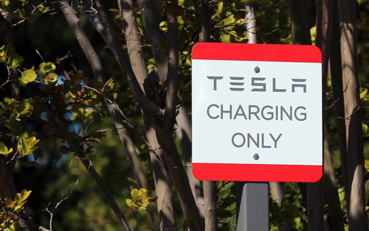 Schild mit Aufschrift: Tesla – Charging Only