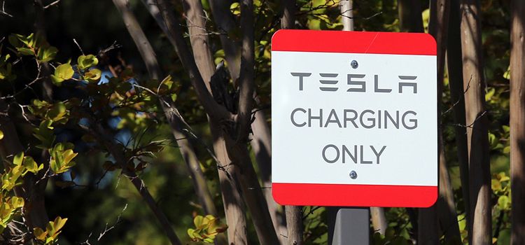 Schild mit Aufschrift: Tesla – Charging Only