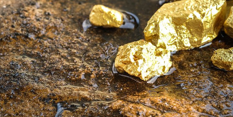 Goldnuggets in einer Goldmine