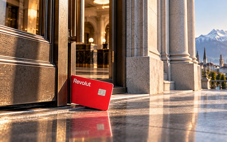 Der repräsentative Eingang einer Schweizer Bank mit einer Revolut-Karte in der Türe