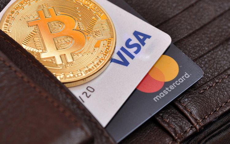 Brieftasche mit Kreditkarten und einem Bitcoin