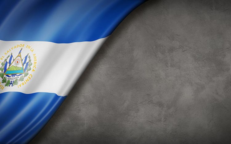 Die Flagge von El Salvador auf schwarzem Hintergrund