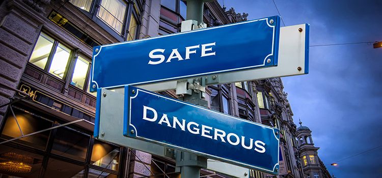 Zwei Strassenschilder mit der Aufschrift Safe und Dangerous