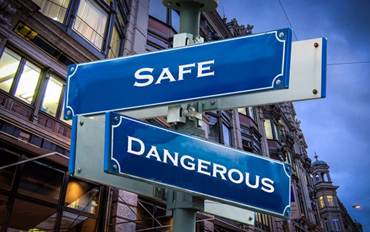 Zwei Strassenschilder mit der Aufschrift Safe und Dangerous