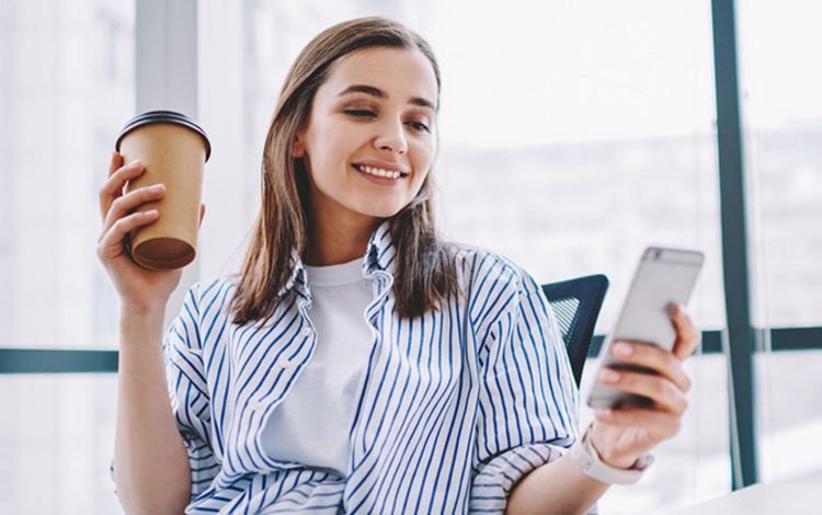 Junge Frau beim Banking mit dem Smartphone