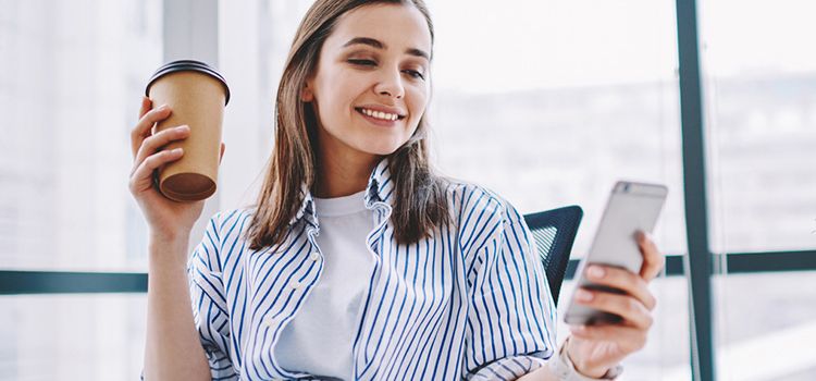 Junge Frau beim Banking mit dem Smartphone