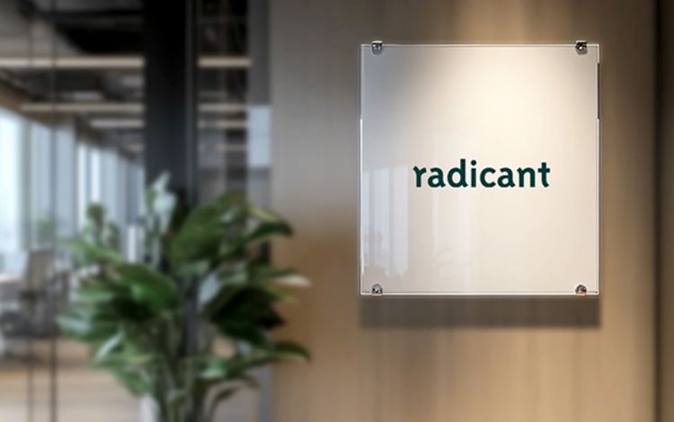 Das Türschild der Neo-Bank Radicant