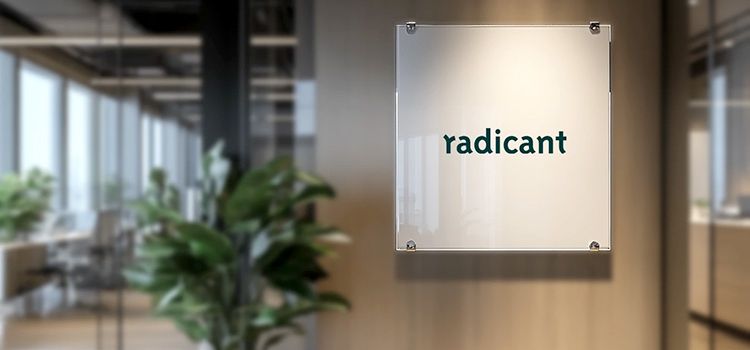Das Türschild der Neo-Bank Radicant