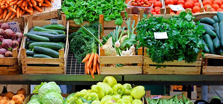 Gemüseauslage vor einem Laden