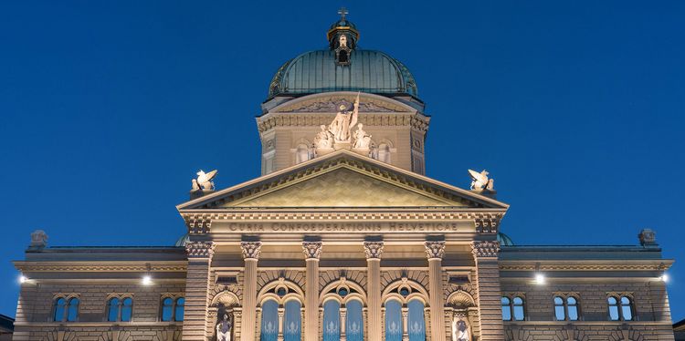 Die Kuppel des Bundeshauses in Bern bei Nacht
