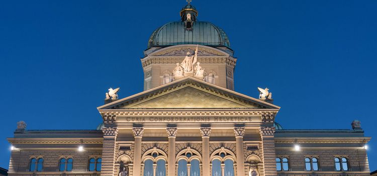 Die Kuppel des Bundeshauses in Bern bei Nacht